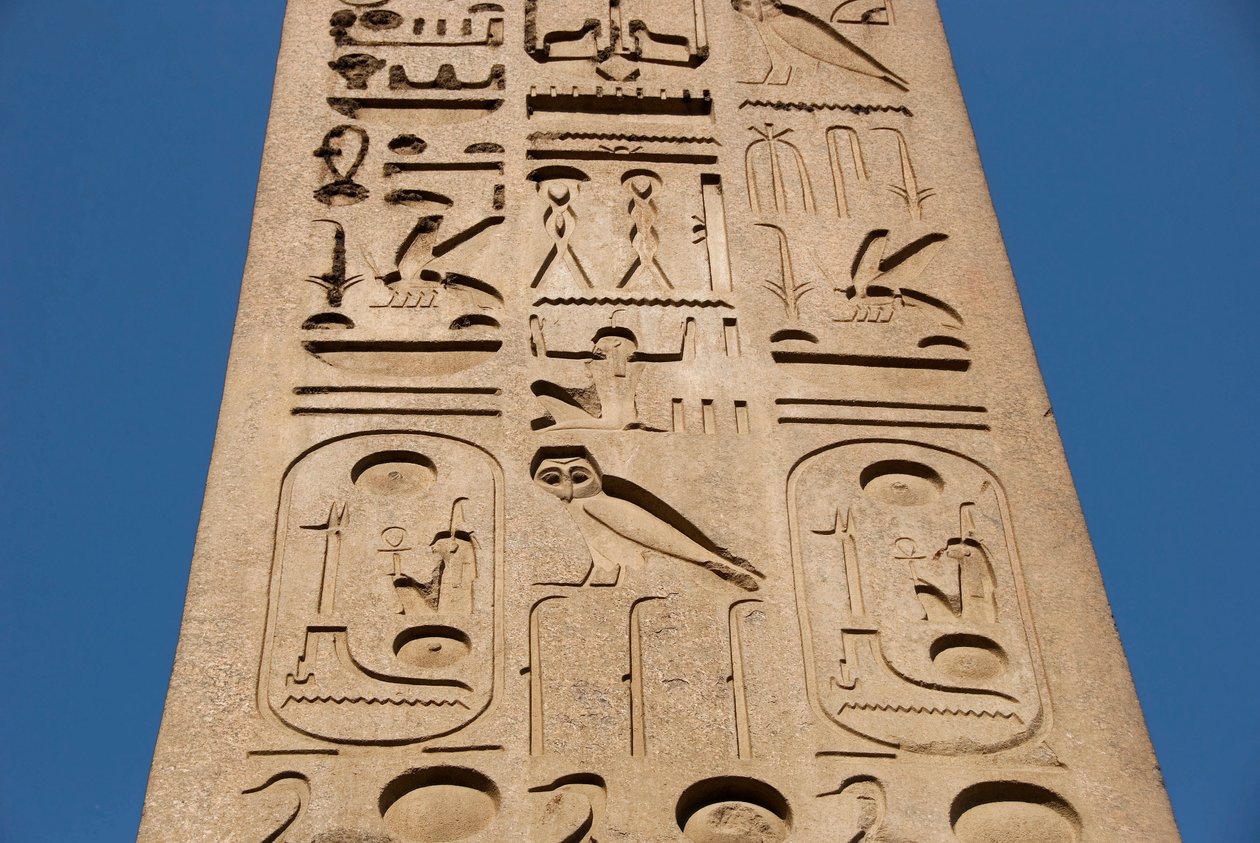Egyptisk antikvitet: detalj av obeliskgraven av patroner och hieroglyfer, tempel för farao Ramses II (1292-1186 f.Kr.) i Luxor. East Bank (Thebe), Egypten av Egyptian 19th Dynasty