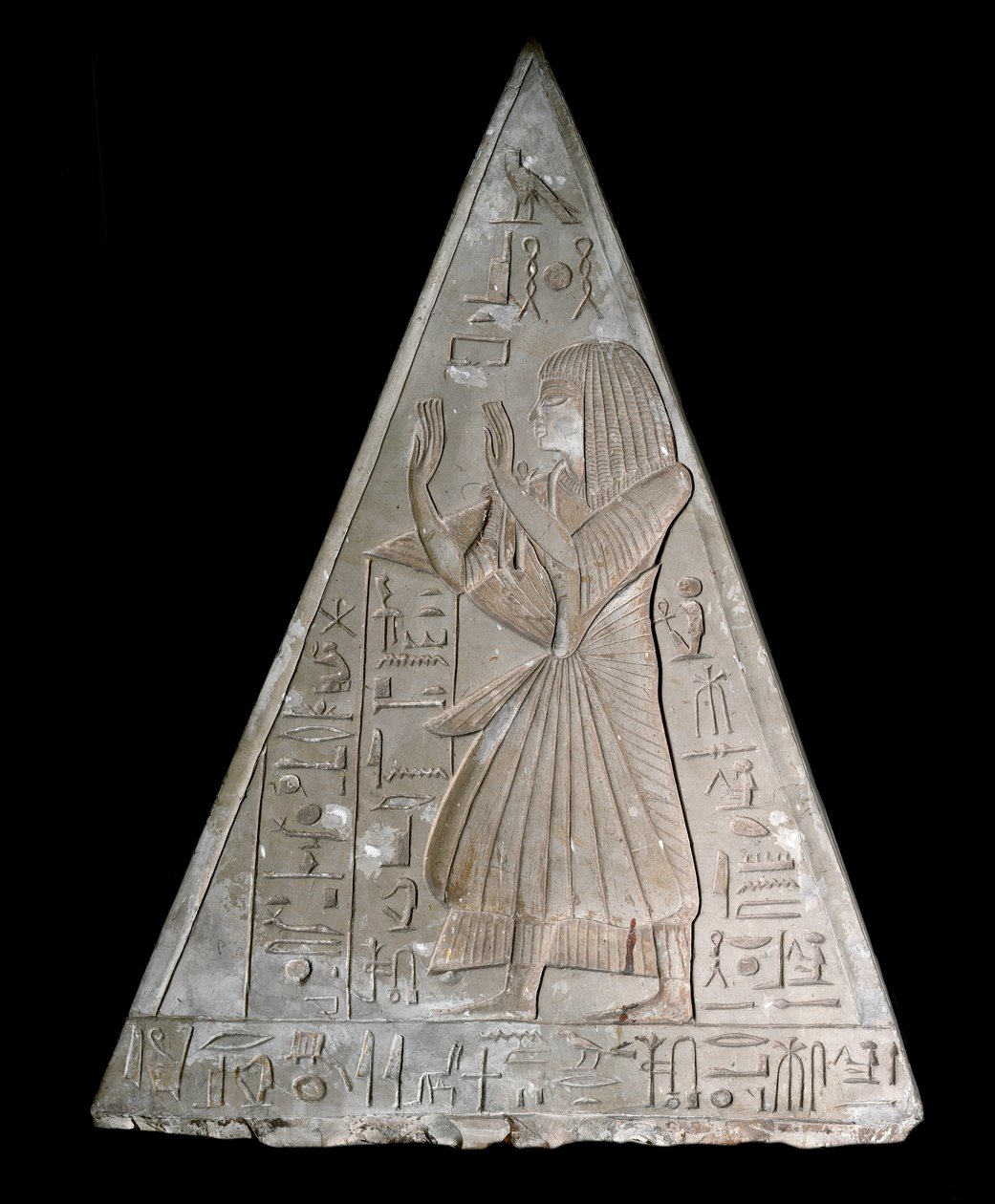 Ægyptisk antikvitet: pyramidespidsen af Ramoses kapel dekoree af repræsentationen af den sene tilbedende Re-Atum (Re Atum eller Ra-Atum eller Ra Atum eller Re Toum) guddom af den nedgående sol. 19. dynasti ((1295-1190 f.Kr.) Deir el Medineh Dim. h. 70 cm T av Egyptian 19th Dynasty