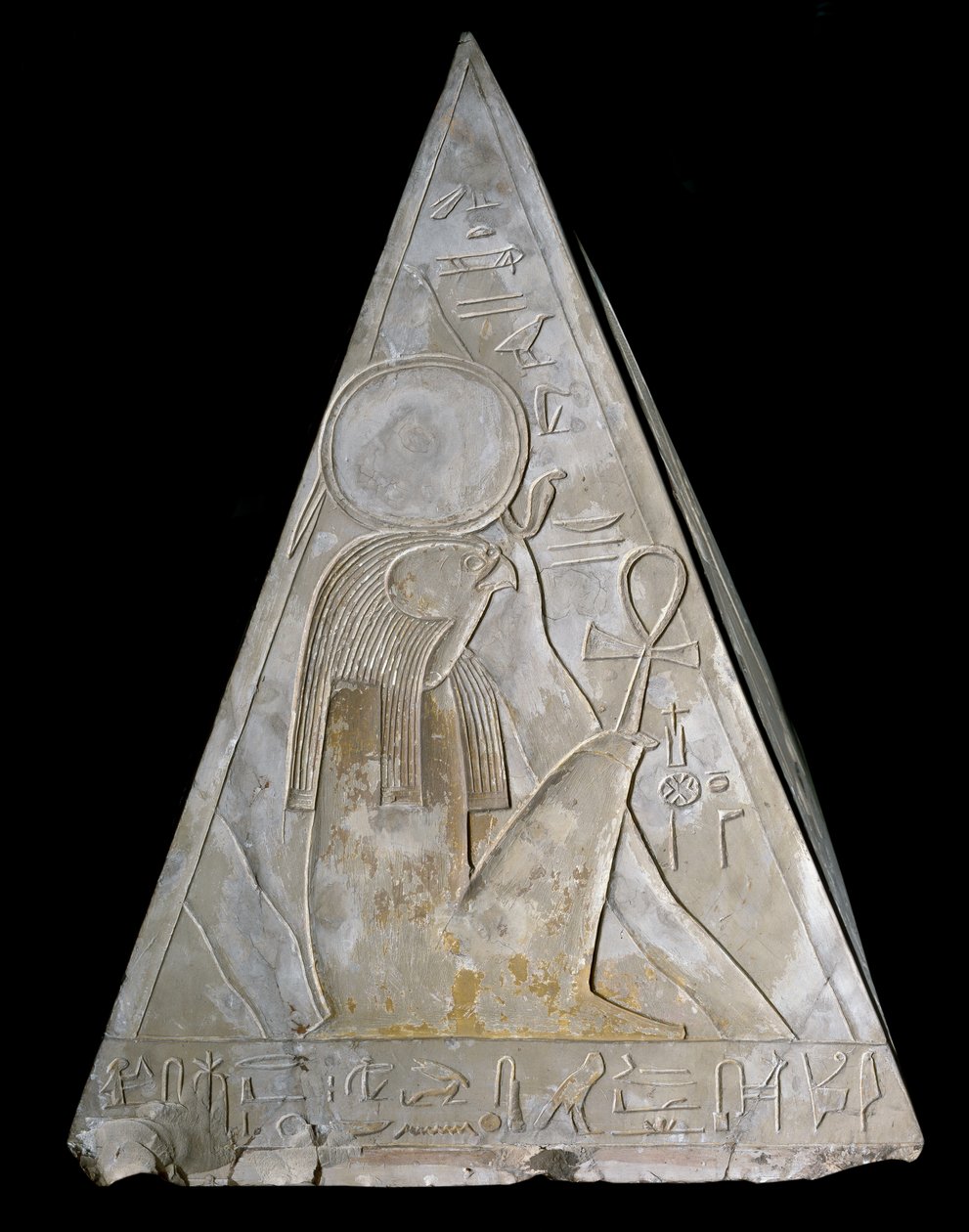 Egyptisk antikvitet: pyramidspetsen av Ramoses kapell decoree av representationen av Re-Atum (Re Atum eller Ra-Atum eller Ra Atum eller Re Toum) gudom för den nedgående solen. 19:e dynastin ((1295-1190 f.Kr.) Deir el Medineh Dim. h. 70 cm Turins egyptiska  av Egyptian 19th Dynasty