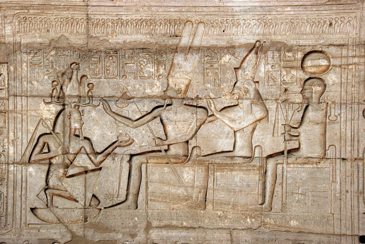 Egyptisk antiken: relief föreställande farao Ramses II framför gudarna från den tebanska triaden, Amon, Mut och Khonsu; Begravningstempel tillägnat farao Ramses II (1279-1213 f.Kr.), platsen för Ramasseum (Ramesseum) i Luxor, Egypten. av Egyptian 19th Dynasty