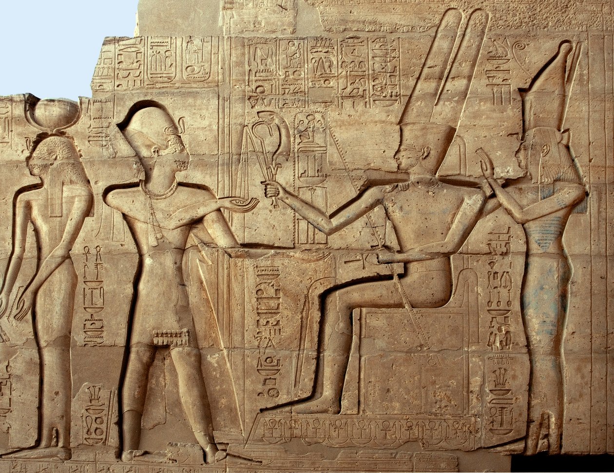 Egyptisk antikvitet: relief föreställande farao Ramses II framför två av gudarna i den thebanska triaden, Amon och Mut; Begravningstempel tillägnat farao Ramses II (1279-1213 f.Kr.), platsen för Ramasseum (Ramesseum) i Luxor, Egypten. av Egyptian 19th Dynasty