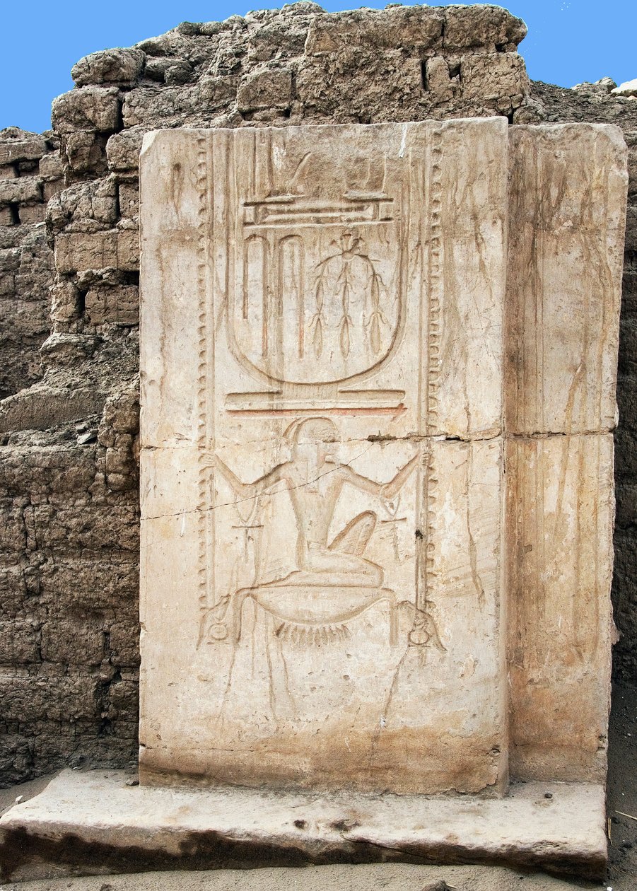 Egyptisk antikvitet: stela av farao Ramses II (1279-1213 f.Kr.) med långlivslöfte, begravningstempel tillägnat honom, Ramasseum-platsen i Luxor, Egypten. av Egyptian 19th Dynasty
