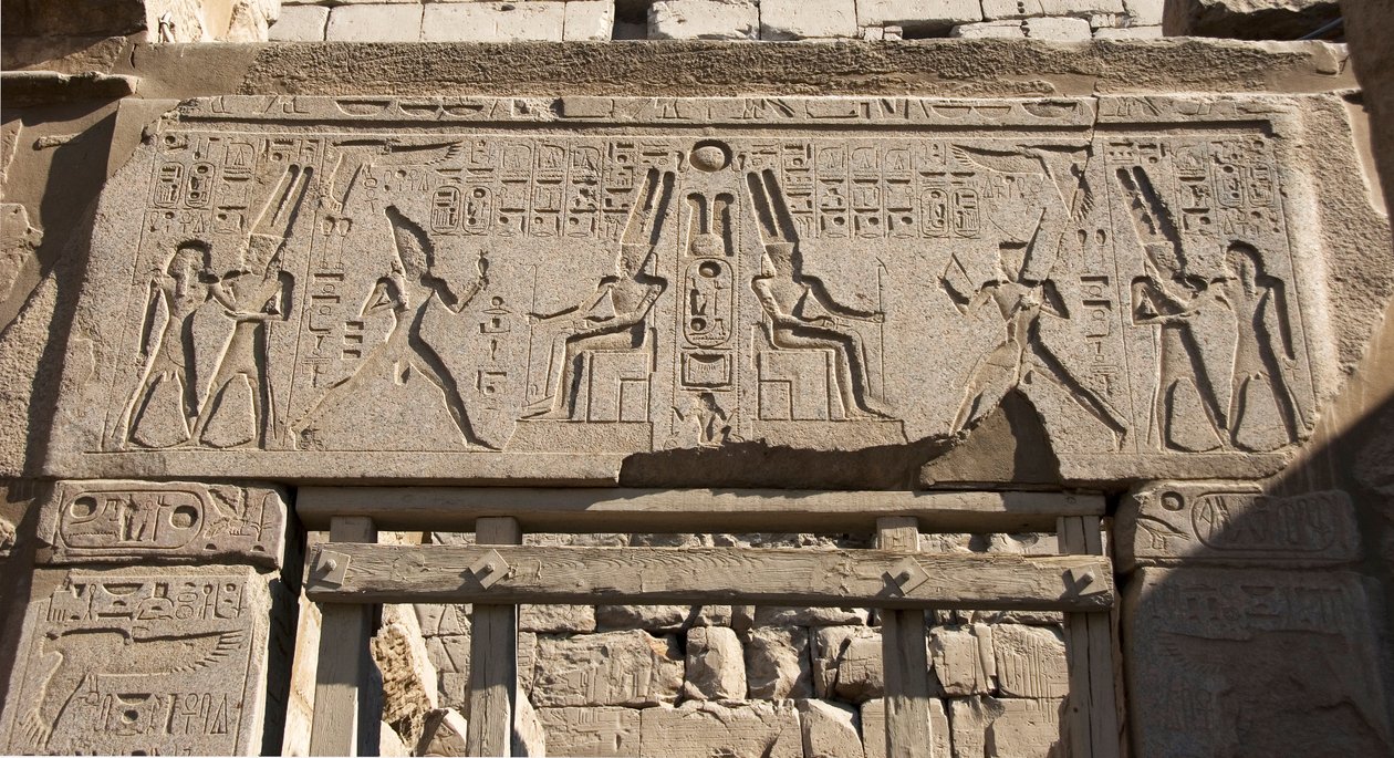 Egyptisk antikvitet: utsikt över arkitraven dekorerar representationen av farao Ramses II som hedrar guden Amon och hieroglyfer, tempel för farao Ramses II (1292-1186 f.Kr.) i Luxor. East Bank (Thebe), Egypten av Egyptian 19th Dynasty