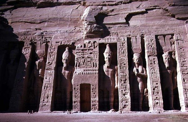 Fasad av drottning Nefertaris tempel, Nya kungariket, ca 1250 f.Kr. (foto) (för detaljer se 118458) av Egyptian 19th Dynasty