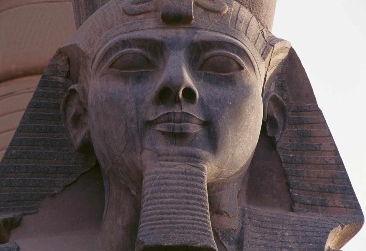 Ansikte på staty av Ramses II sittande, Theban Necropolis (UNESCO:s världsarvslista) av Egyptian 19th Dynasty