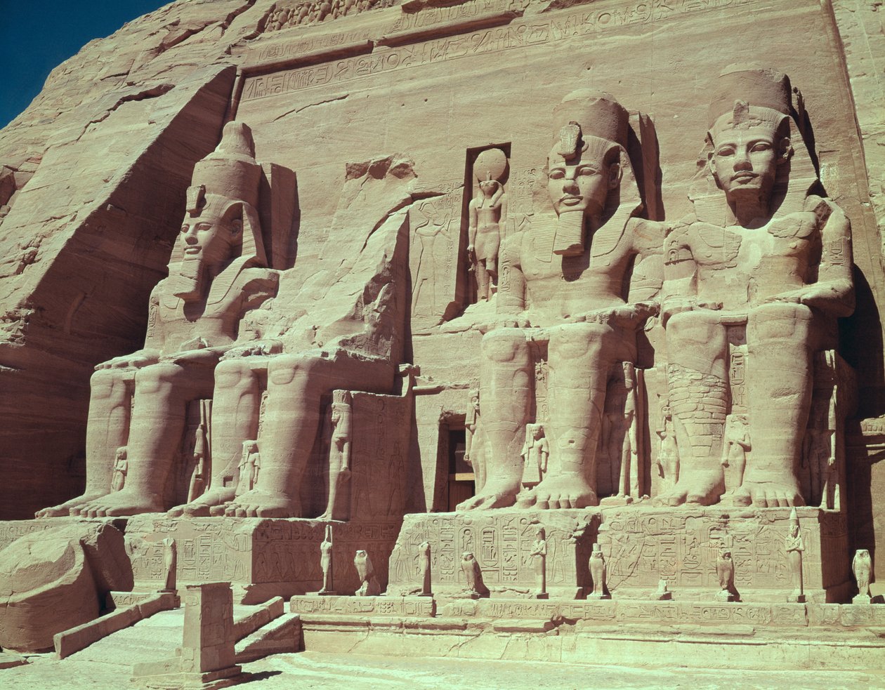 Fyra kolossala figurer av kungen, från Ramses II-templet, Nya kungariket, c.1279-1213 f.Kr. av Egyptian 19th Dynasty