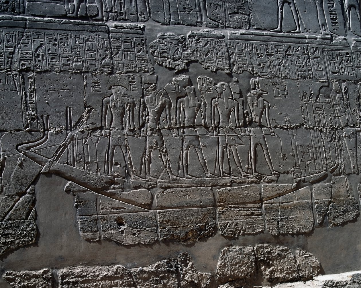 Begravningsbåt, detalj från scener med offergåvor till gudar, relief, innerväggar i Stora hypostylhallen, Karnaks tempelkomplex (Unescos världsarvslista) av Egyptian 19th Dynasty