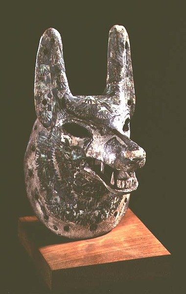 Chef för Anubis, egyptisk dödsgud, med en gångjärnsförsedd käke, använd som en orakelmask, New Kingdom (trä) (se även 161755) av Egyptian 19th Dynasty