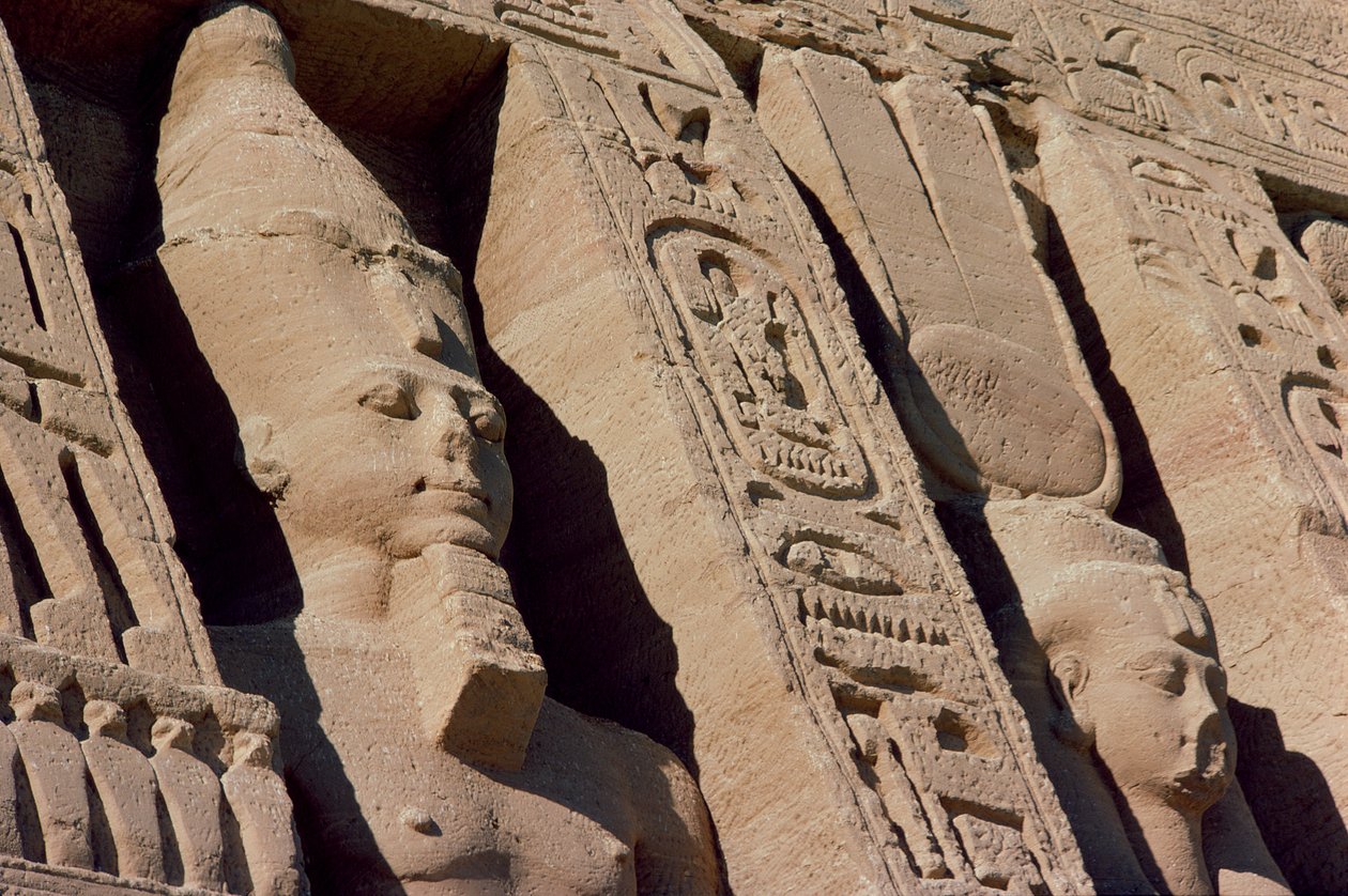 Chefer för Ramesses II (1279-1213) och Hathor/Nefertari på fasaden av drottning Nefertaris tempel, Nya kungariket, ca 1250 f.Kr. (foto) (detalj av 118459) av Egyptian 19th Dynasty