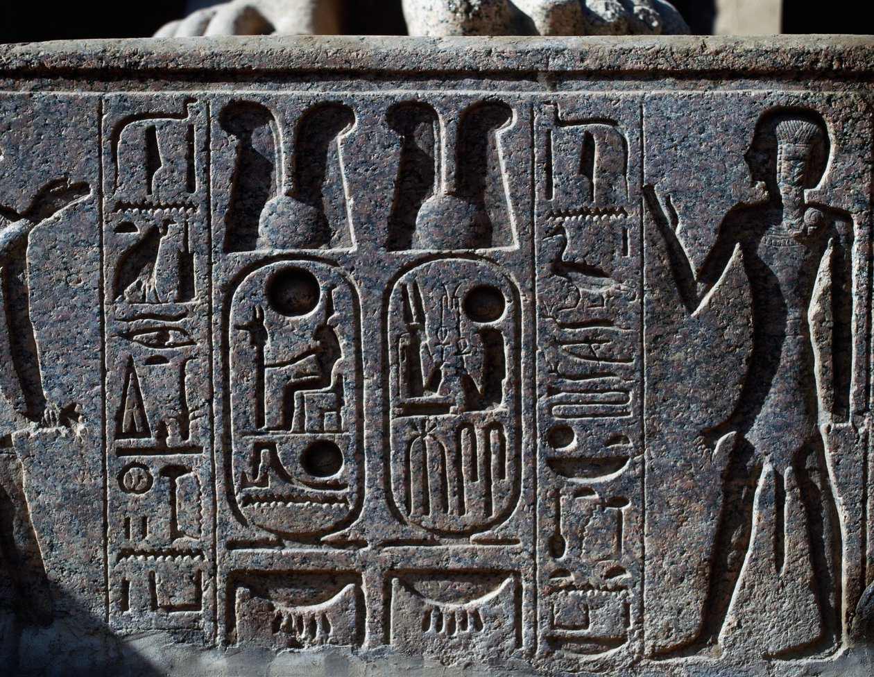 Hieroglyfer, detalj av hov på kolossalstaty av kung, Ramses II:s innergård, Amuntemplet (Unescos världsarvslista) av Egyptian 19th Dynasty
