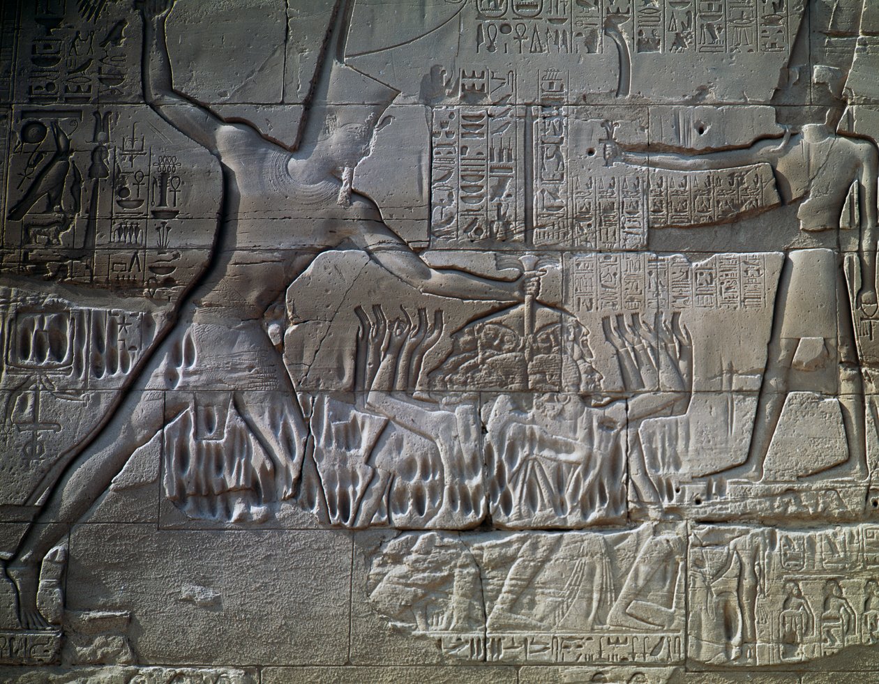 Libyska fångar, relief, yttervägg i den stora hypostylesalen, Amuns tempel, Karnaks tempelkomplex (Unescos världsarvslista) av Egyptian 19th Dynasty