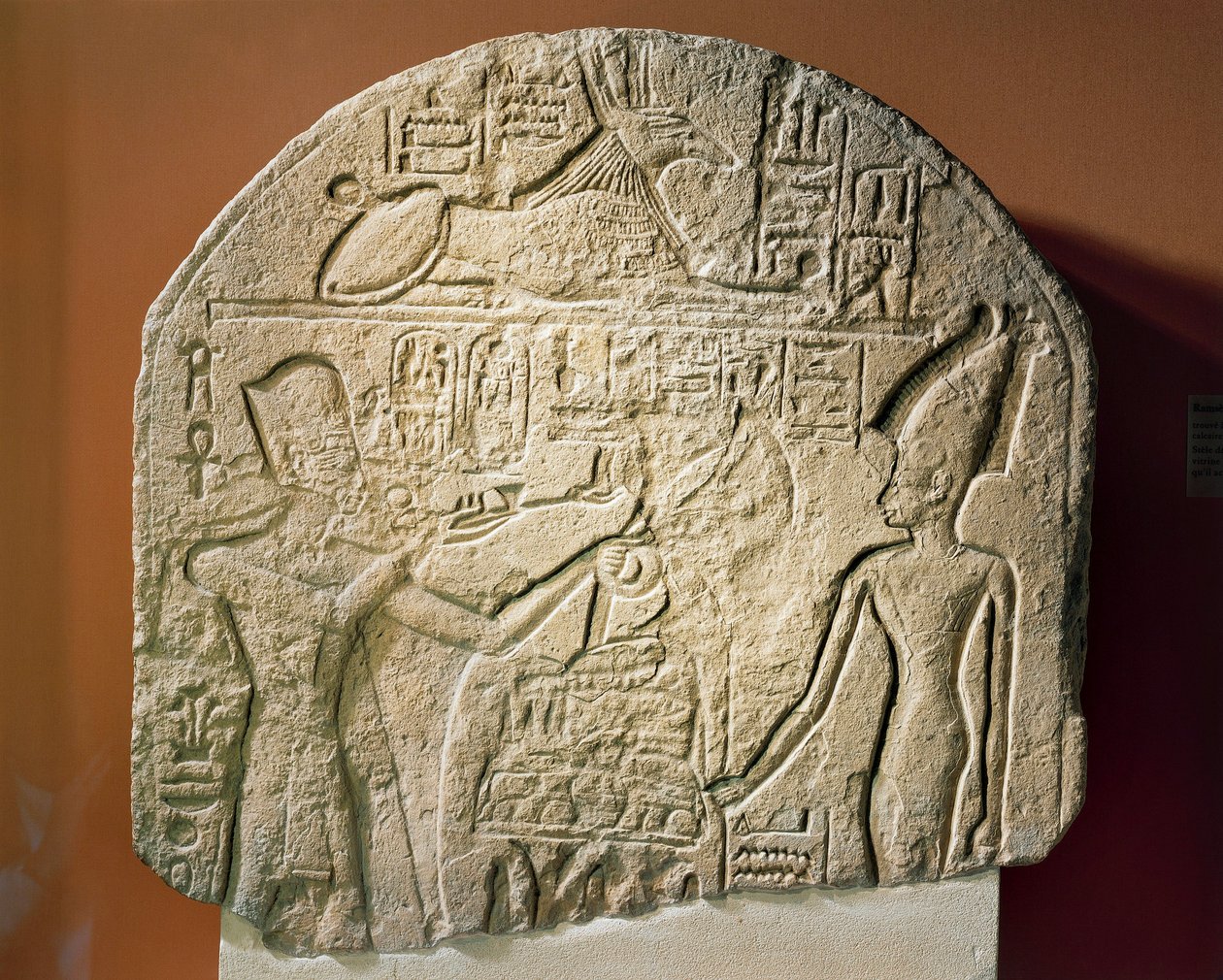 Kalkstensstele föreställande Ramses II som offrar rökelse och papyrus till gudinnan Astarte av Egyptian 19th Dynasty