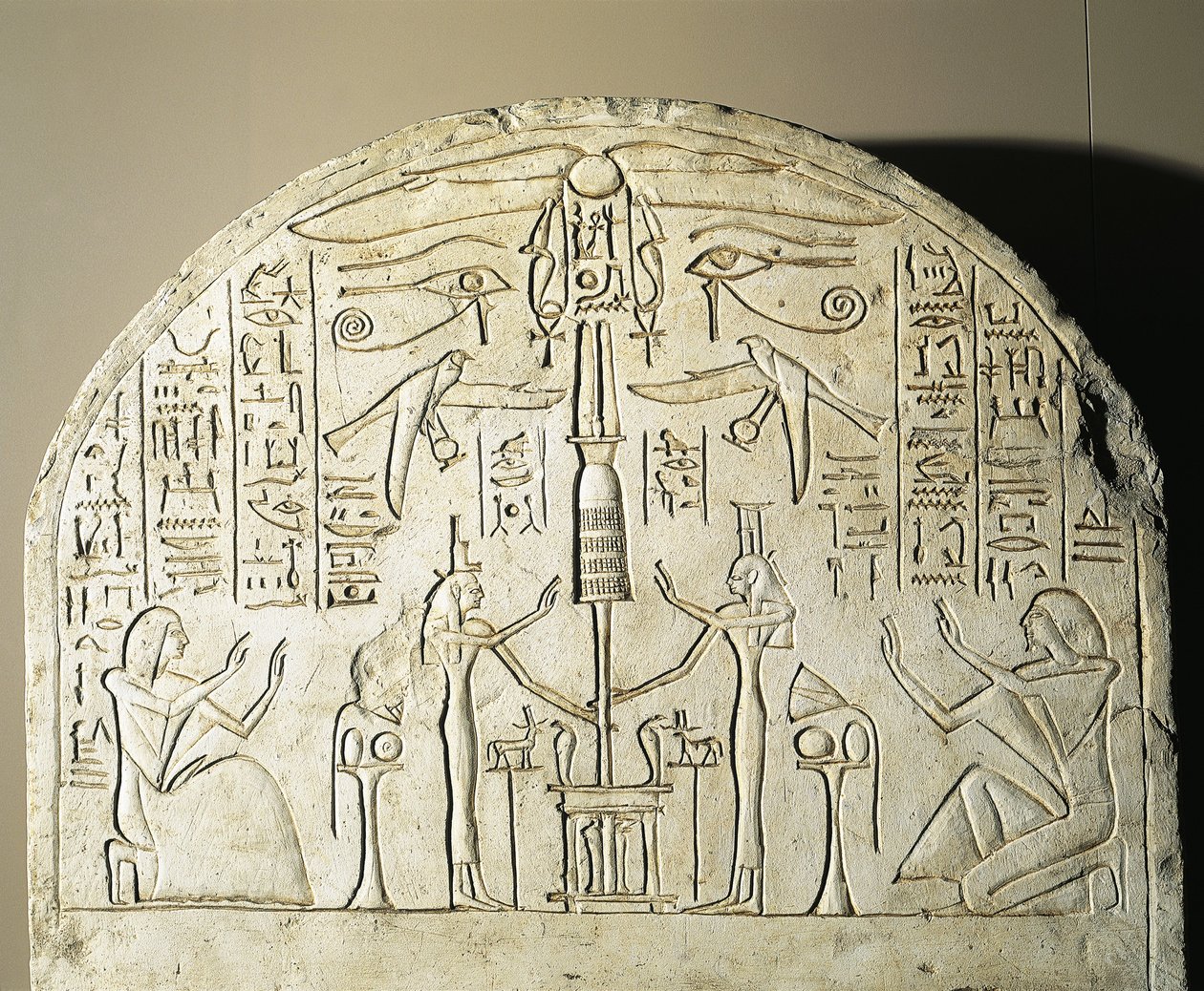 Kalkstensstele av Perinefer, med Isis och Neftis som tillber en fetisch som föreställer Osiris, från Abydos, Ramses II:s regeringstid av Egyptian 19th Dynasty