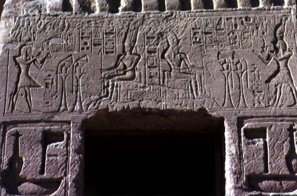 Överliggare ovanför ingångsdörren till Temple of Queen Nefertari, New Kingdom, c.11250 BC (foto) av Egyptian 19th Dynasty