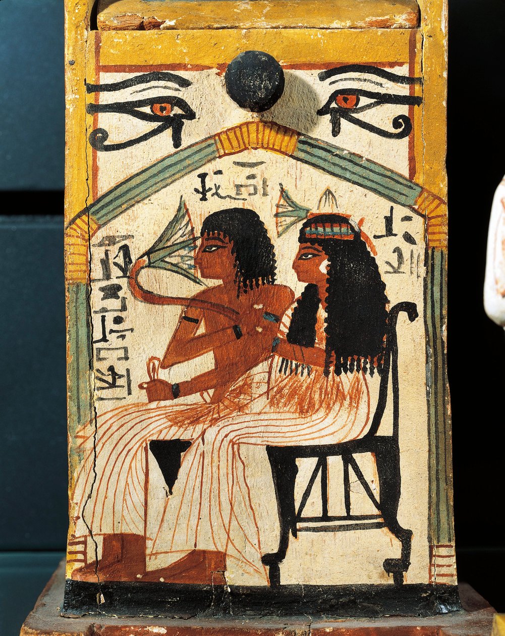 Shabti-skrin av målat trä från Khabekhent, avliden sittande med sin fru, detalj av Egyptian 19th Dynasty