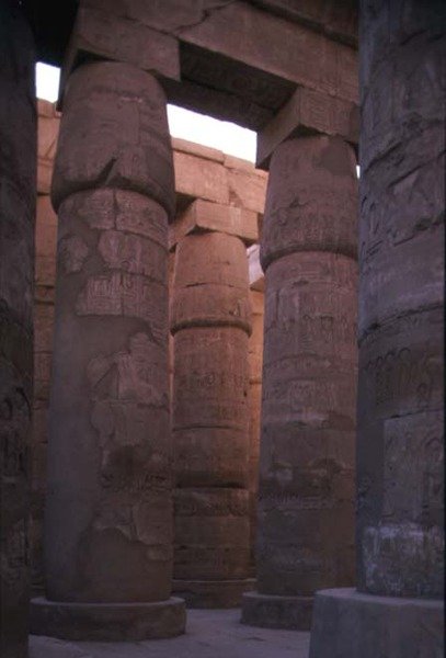 Papyruskolonner med knoppkapitäler i Hypostyle Hall i Temple of Amun, New Kingdom (foto) av Egyptian 19th Dynasty