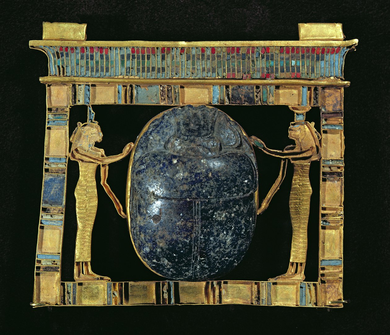 Pectoral av vesiren, Paser, med en skarabé flankerad av gudinnorna Isis och Nephthys, från Serapeum i Memphis, New Kingdom (guld, lapis lazuli och glaspasta) av Egyptian 19th Dynasty