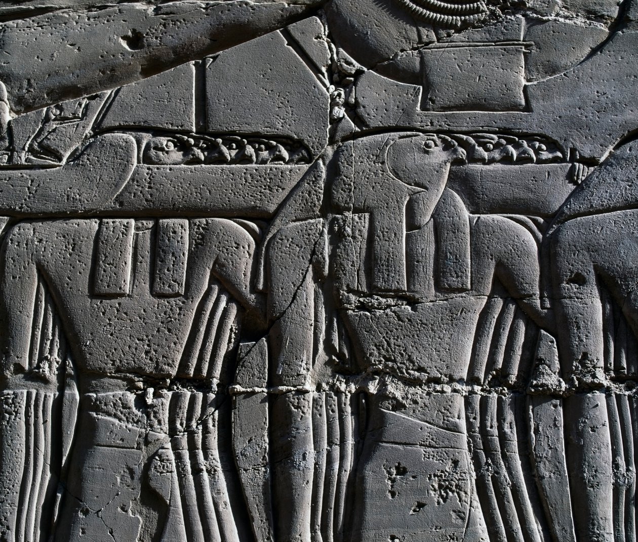 Präst med hökmask, detalj från scen föreställande Ramses II framför helig båt, relief, innerväggar i Stora hypostylhallen, Karnaks tempelkomplex (Unescos världsarvslista av Egyptian 19th Dynasty