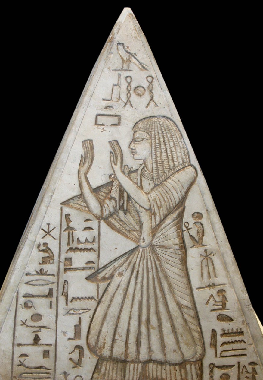 Pyramidon i kalksten poserar på toppen av kapellgravarna i pyramiderna. Det finns allvarliga scener som skildrar solcykeln och den avlidnes tillbedjan av solen. Den kommer från Deir el Medina av Egyptian 19th Dynasty