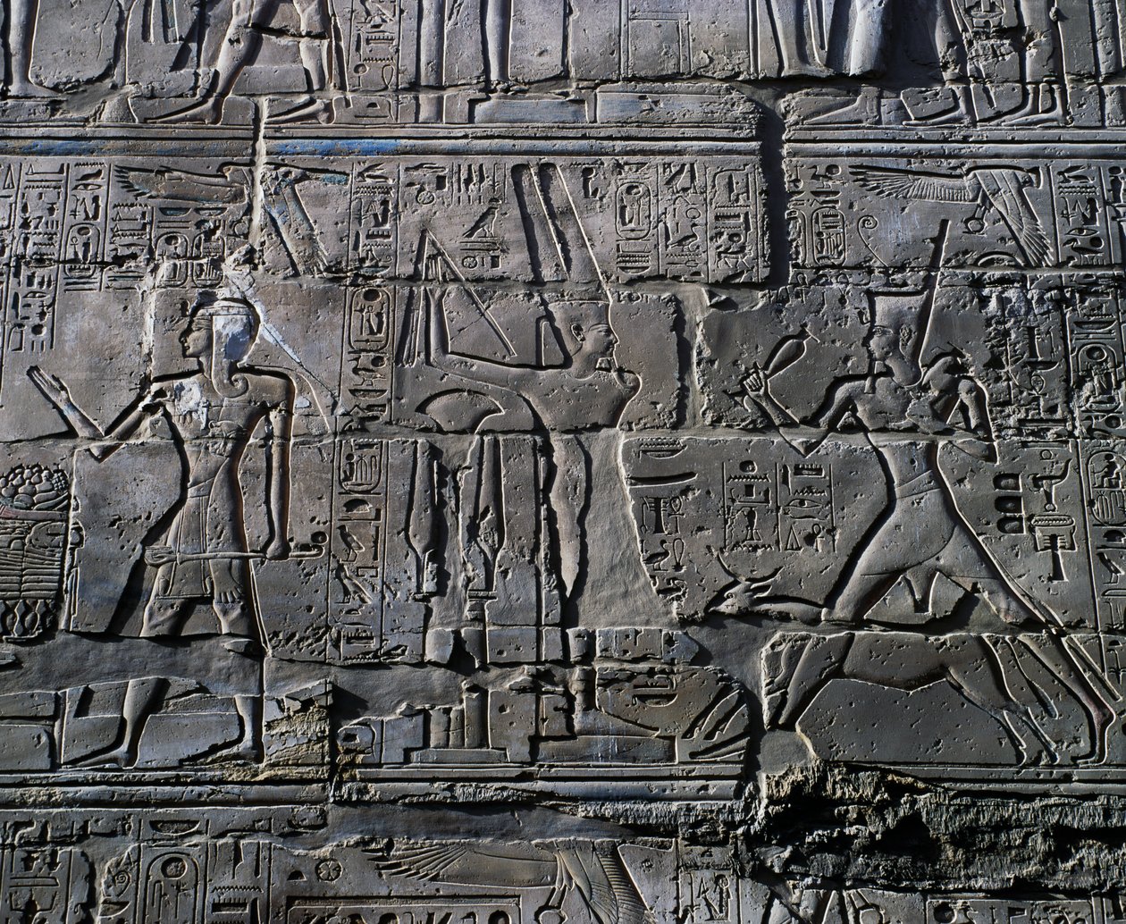 Drottning Hatshepsut inför guden Amun, detalj från scener med offergåvor till gudar, relief, innerväggar i Stora hypostylhallen, Karnaks tempelkomplex (Unescos världsarvslista av Egyptian 19th Dynasty
