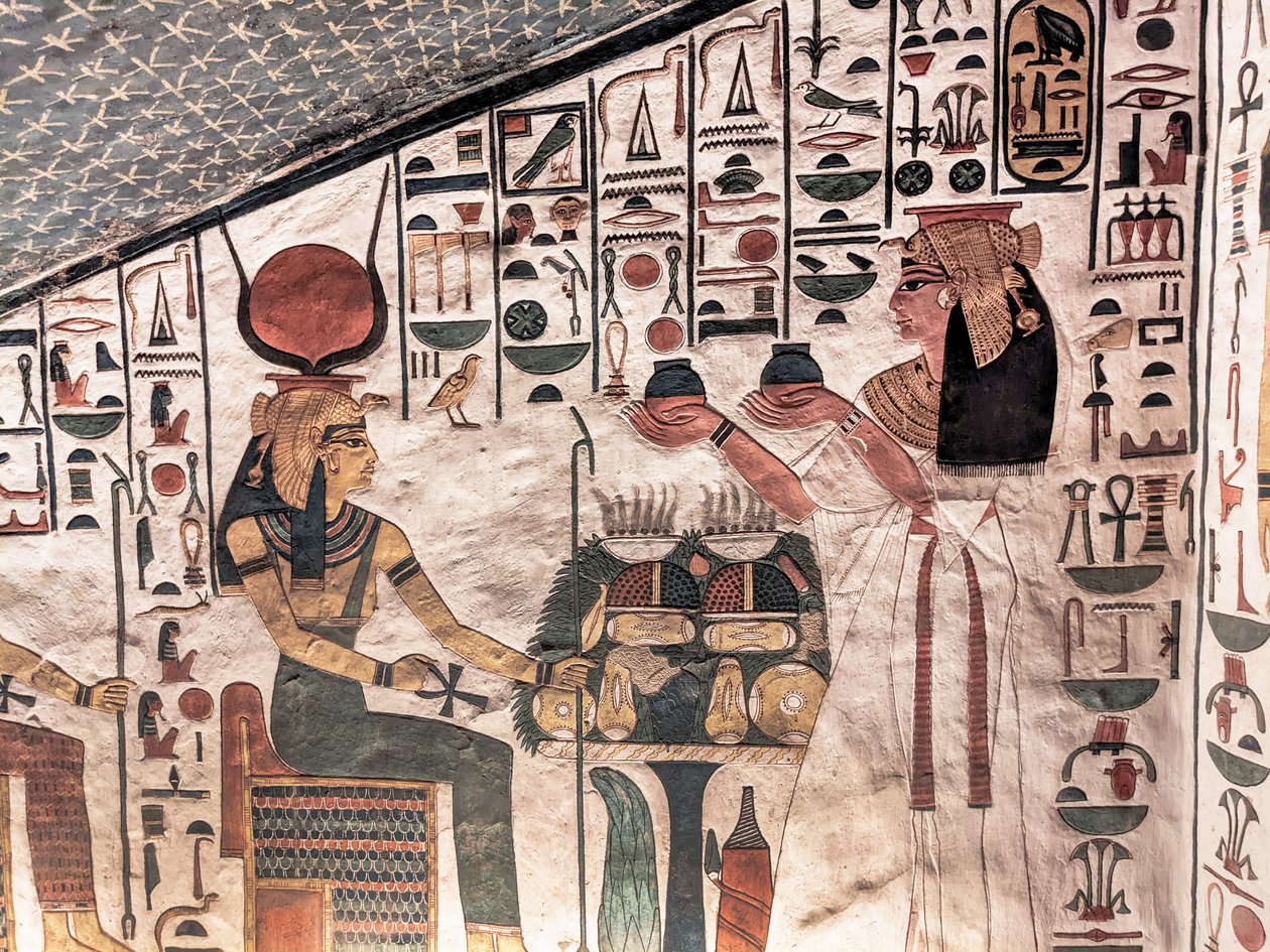 Drottning erbjuder rituella vaser (väggmålning) av Egyptian 19th Dynasty