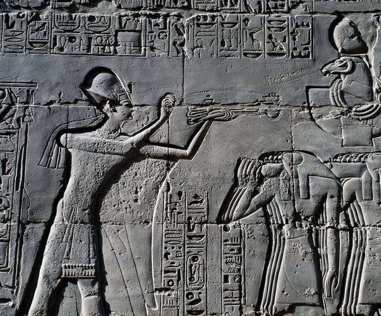 Ramses II framför helig båt, relief, innerväggar i Stora hypostylhallen, Karnaks tempelkomplex (Unescos världsarvslista) av Egyptian 19th Dynasty