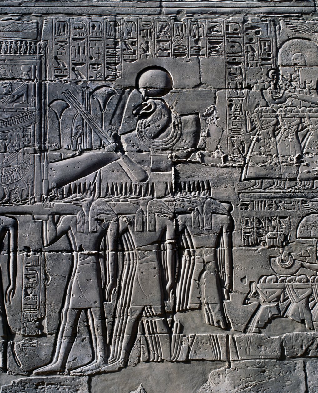Ramses II framför helig båt, relief, innerväggar i Stora hypostylhallen, Karnaks tempelkomplex (Unescos världsarvslista) av Egyptian 19th Dynasty