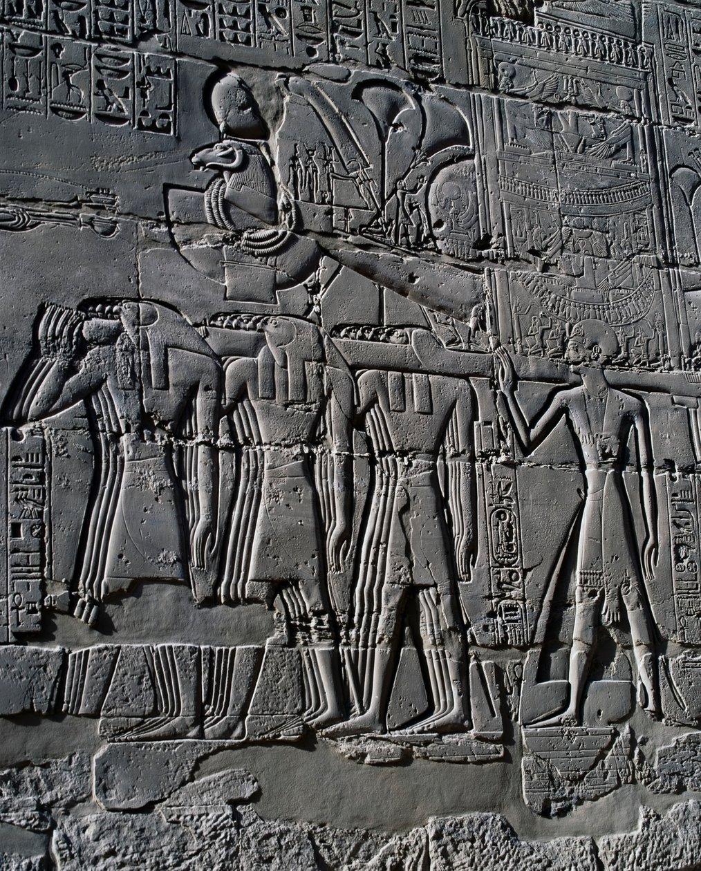 Ramses II framför helig båt, relief, innerväggar i Stora hypostylhallen, Karnaks tempelkomplex (Unescos världsarvslista) av Egyptian 19th Dynasty