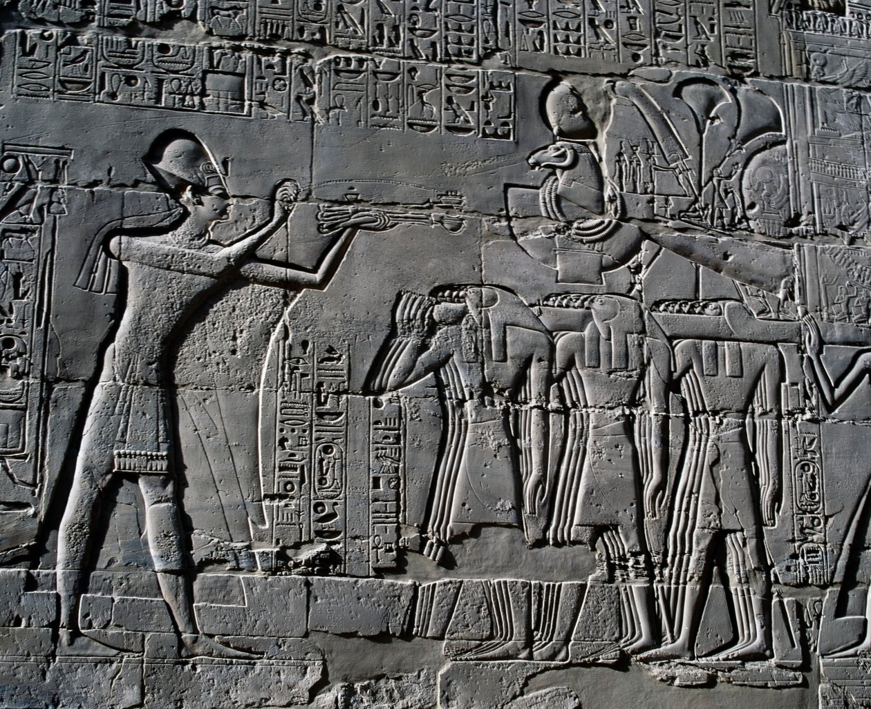 Ramses II offrar framför helig båt, relief, innerväggar i Stora hypostylhallen, Karnaks tempelkomplex (Unescos världsarvslista) av Egyptian 19th Dynasty