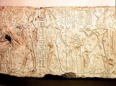 Relief som visar Ramesses II (1279-1213 f.Kr.) som ger rituella offer till familjen Osiris, detalj på höger sida med Ramesses som erbjuder två flaskor vin till Horus, från Abydos, Nya kungariket (kalksten) av Egyptian 19th Dynasty