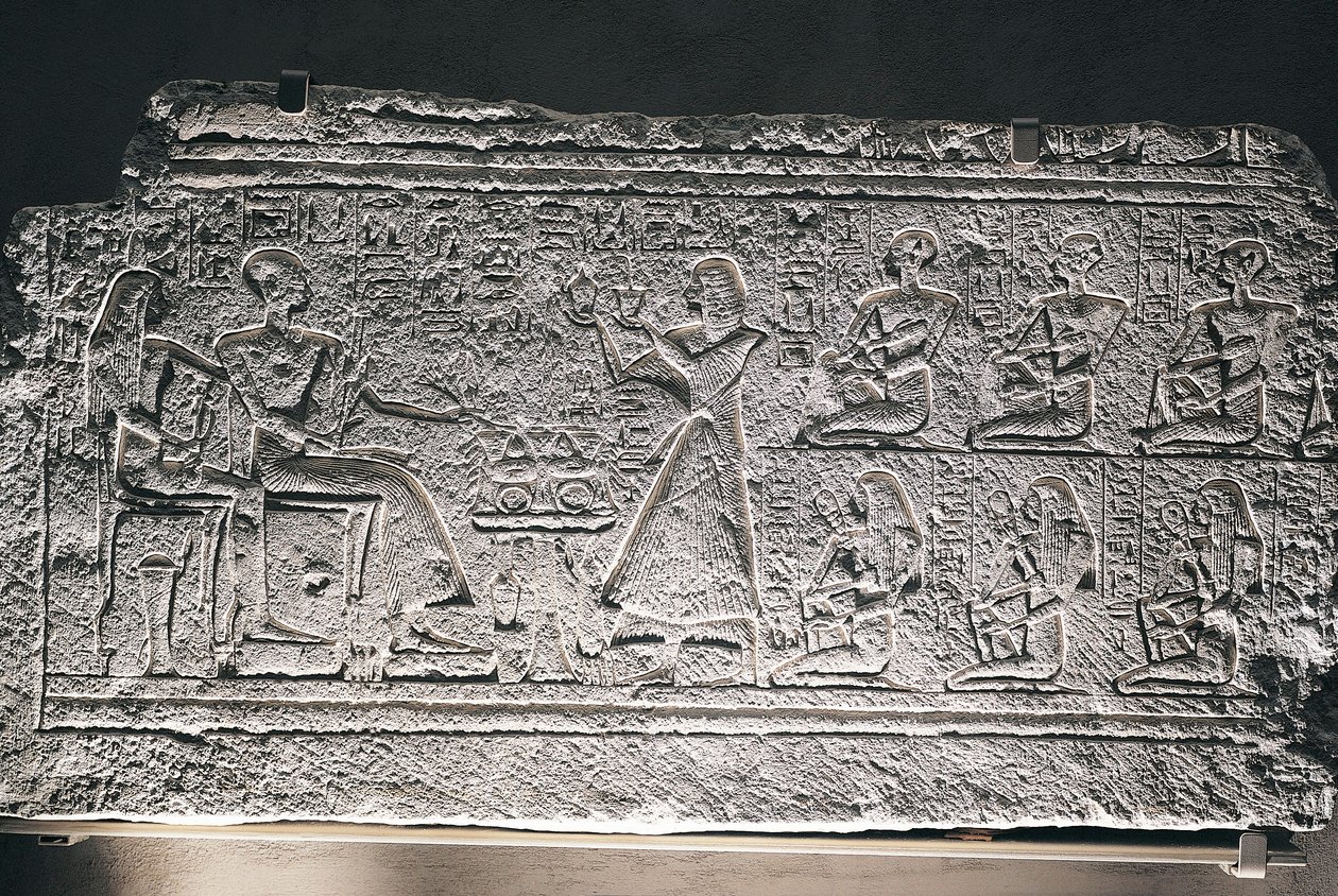 Relief av Ptahotep och Tauseret från Saqqara, paret får erbjudanden från sin äldste son Amenheb och andra barn av Egyptian 19th Dynasty