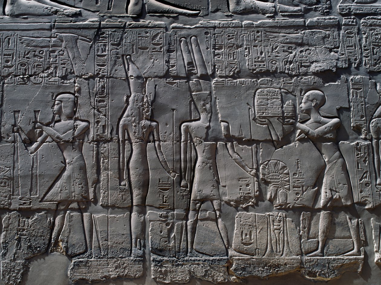 Scener av offergåvor till gudar, relief, innerväggar i Stora hypostylhallen, Karnaks tempelkomplex (Unescos världsarvslista) av Egyptian 19th Dynasty