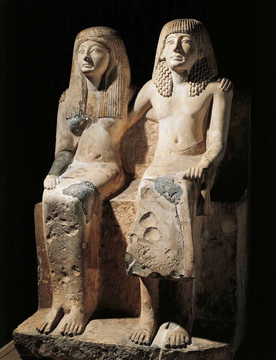 Statygrupp som representerar skrivaren Pendua och hans fru Nefertari (kalksten) hittade Deir el-Medina, Egypten av Egyptian 19th Dynasty