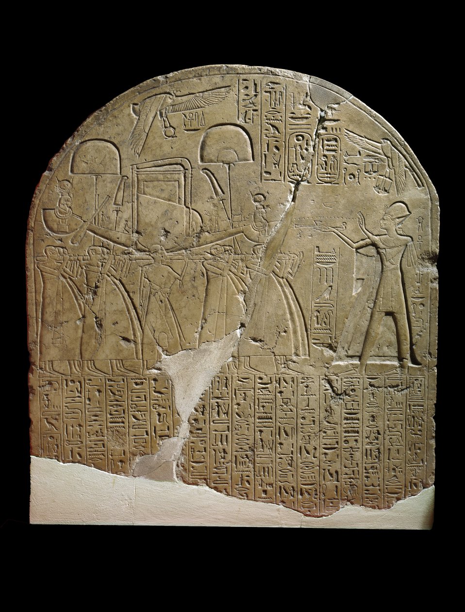 Stela tillägnad Isis av övervakaren av verken i Ramses II:s tempel i Koptos, föreställande kungen som offrar rökelse till Isis heliga båt, buren av präster (kalksten) av Egyptian 19th Dynasty