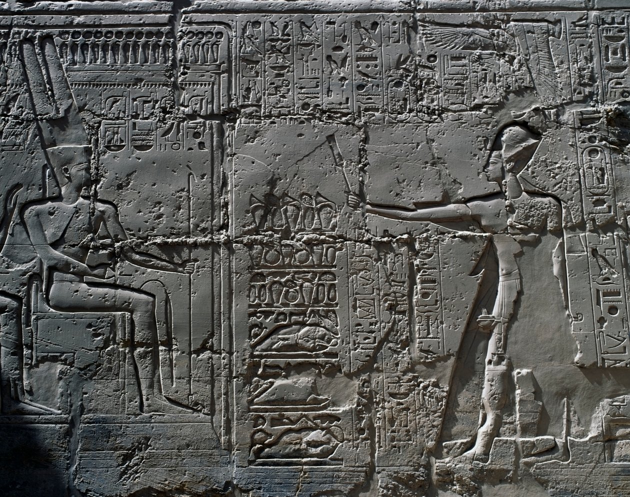 Kungen inför guden Amun, detalj från scener med offergåvor till gudar, relief, innerväggar i Stora hypostylhallen, Karnaks tempelkomplex (Unescos världsarvslista av Egyptian 19th Dynasty