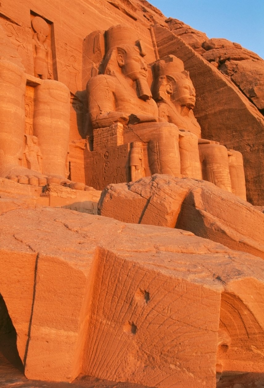 Utsikt över fasaden på Ramses II:s stora tempel i gryningen, Abu Simbel (UNESCO:s världsarvslista) av Egyptian 19th Dynasty