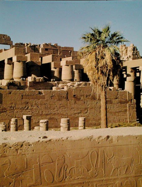 Ramses II mur och Tuthmosis-templet av Egyptian 19th Dynasty