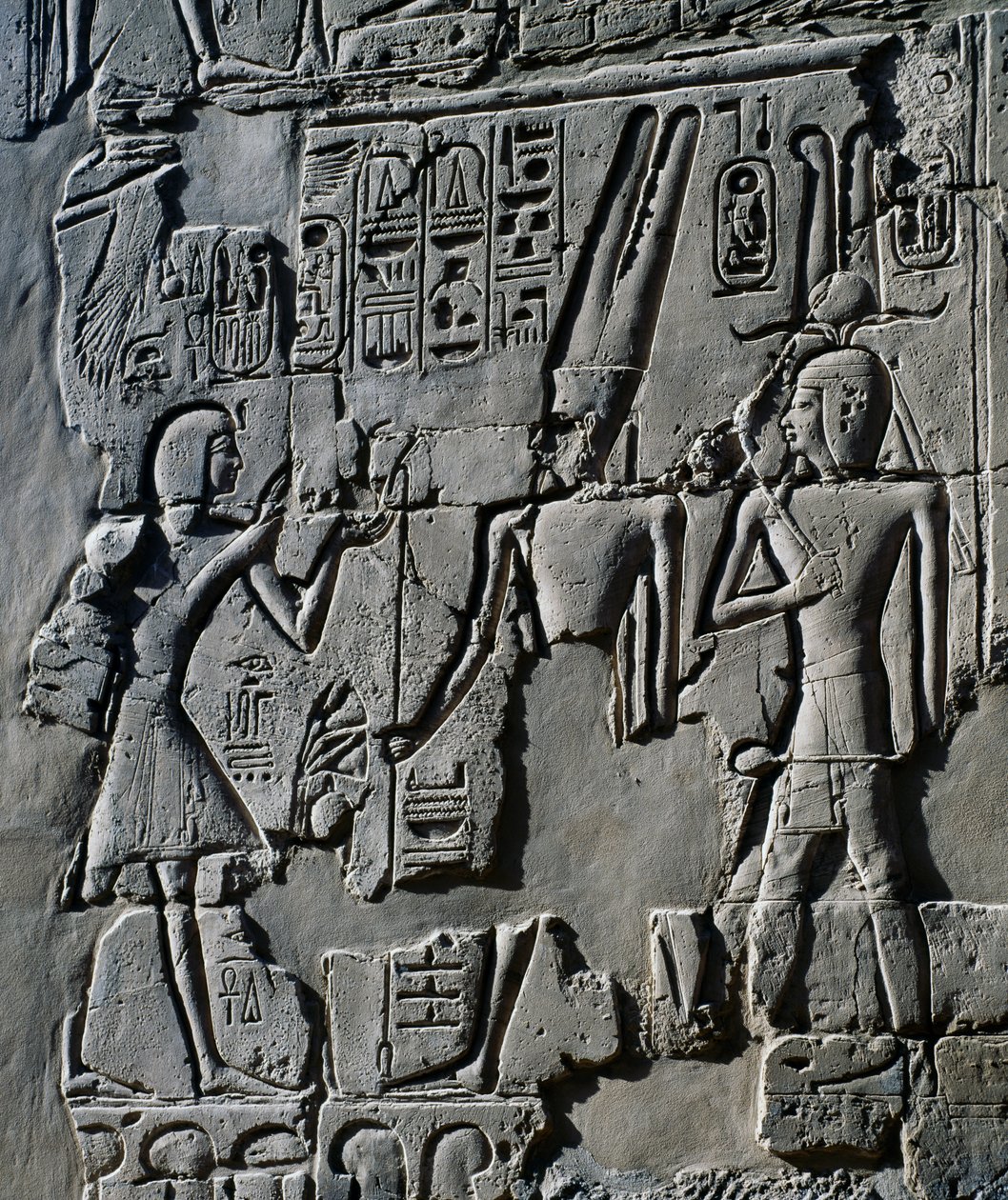 Unge Ramses II inför guden Amun, detalj från scener med offergåvor till gudar, relief, innerväggar i Stora hypostylhallen, tempelkomplexet i Karnak (Unescos världsarvslista av Egyptian 19th Dynasty