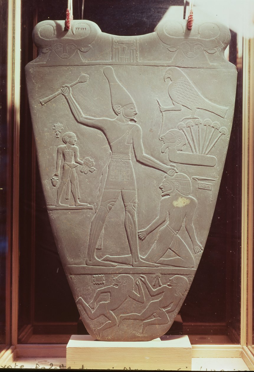 The Narmer Palette: ceremoniell palett som föreställer kung Narmer, klädd i övre Egyptens vita krona, slår en fånge, hittad i Hierakonpolis, tidig dynastisk period, c.3000 f.Kr. (skifer) (för detaljer) av Egyptian 1st Dynasty
