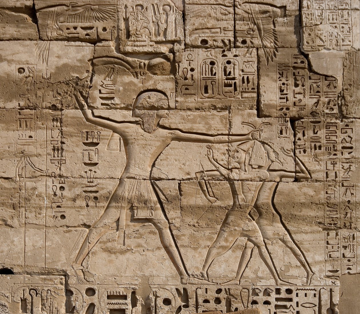 Egyptisk antiken: detalj av reliefer som firar faraos segrar över havets folk. Ramses III:s begravningstempel (1187-1156 f.Kr.). Luxor, Medinet Habu, Egypten av Egyptian 20th Dynasty