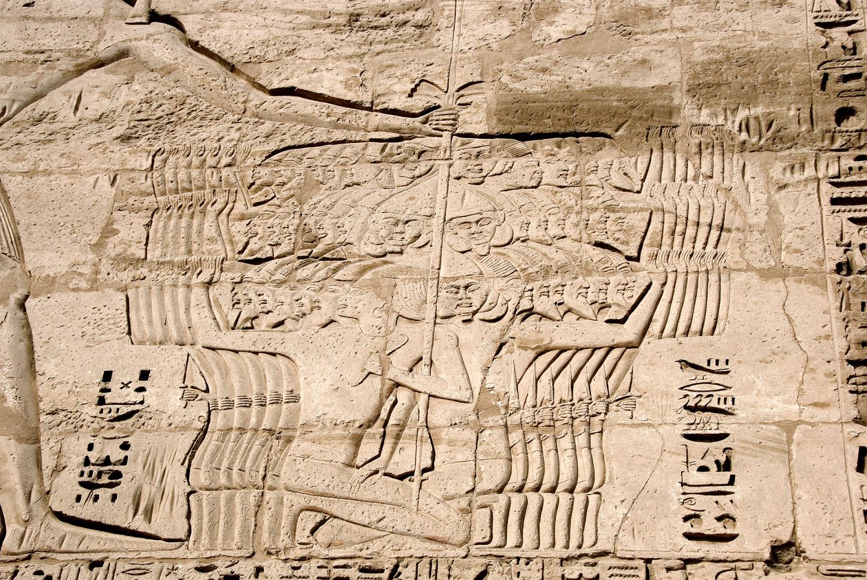 Egyptisk antikvitet: detalj av relieferna av den första pylonen som representerar fångsten av kämpar som tillhör havets folk, fiender till Ramses III. Ramses III:s begravningstempel (1187-1156 f.Kr.). Luxor, Medinet Habou, Egypten av Egyptian 20th Dynasty