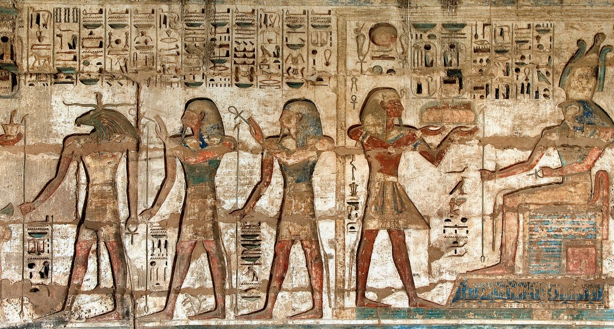 Egyptisk antikviteter: första gården, detalj av målade reliefer som föreställer faraon som bär offergåvor till gudarna Horus och Khnoum. Ramses III:s begravningstempel (1187-1156 f.Kr.). Luxor, Medinet Habou, Egypten av Egyptian 20th Dynasty
