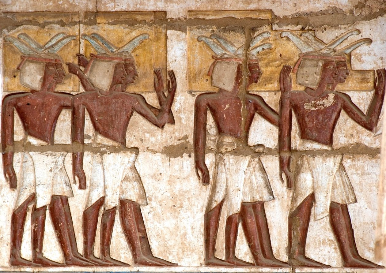 Egyptisk antikvitet: första domstolen, detalj av målade reliefer som representerar en grupp nubier som kommer med offergåvor till farao. Ramses III:s begravningstempel (1187-1156 f.Kr.). Luxor, Medinet Habou, Egypten av Egyptian 20th Dynasty
