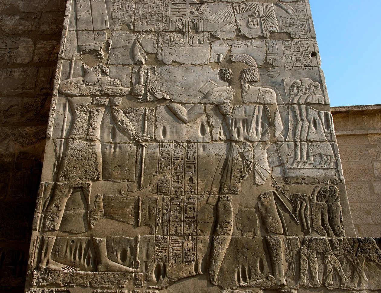 Egyptisk antiken: Ramses III:s begravningstempel (1187-1156 f.Kr.). Låg relief som representerar faraon som tar emot maktens insignier från Amuns händer. Luxor, Medinet Habou, Egypten av Egyptian 20th Dynasty
