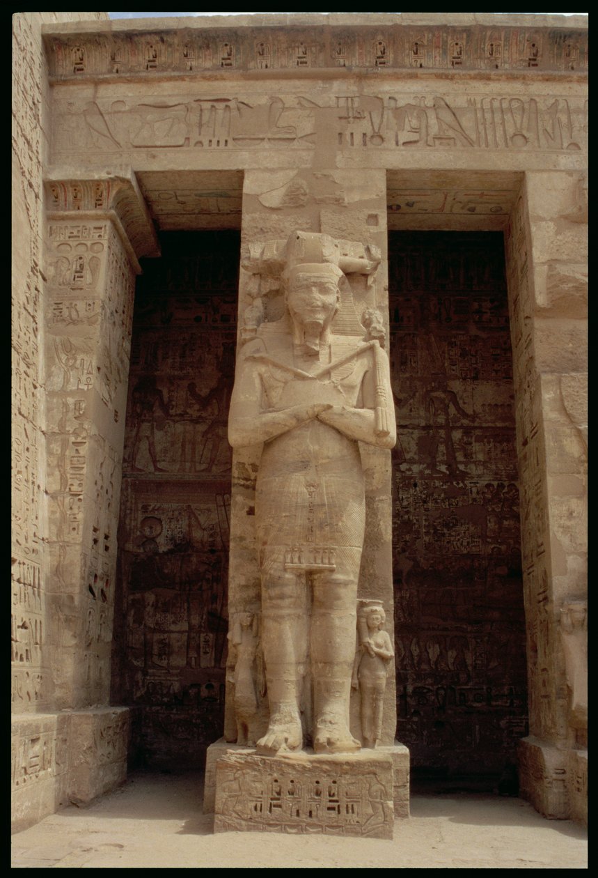 En av Ramesses III:s stående figurer (ca 1184-1153 f.Kr.) som guden Osiris, östra sidan av den första domstolen eller, Hall of Appearances, i Ramses III:s bårhustemplet, Nya kungariket, ca 1185-10 av Egyptian 20th Dynasty