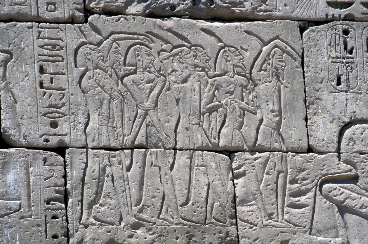 Relief föreställande nordliga fångar vid slaget vid Ramses III, Medinets stora tempel av Egyptian 20th Dynasty