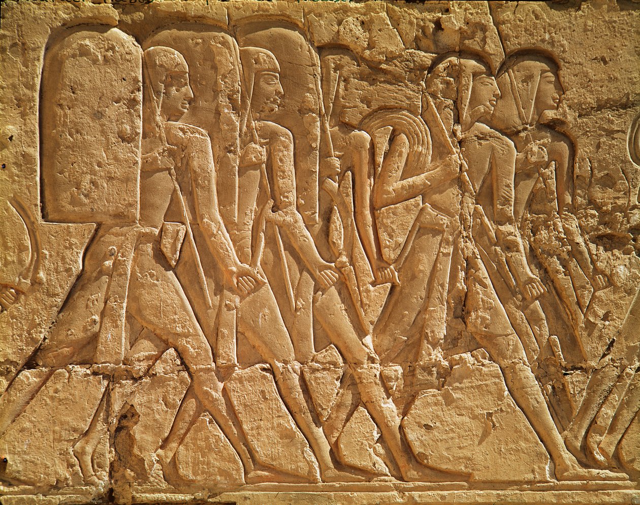 Relief som visar tjänare som bär rep och vapen, från Ramses III:s bårhustemplet (ca 1184-1153 f.Kr.) Nya kungariket av Egyptian 20th Dynasty