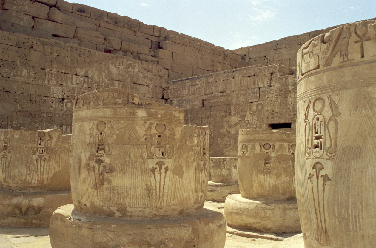Rester av kolonner i Hypostyle Hall i Ramses III:s bårhustemplet (ca 1184-1153 f.Kr.) Nya kungariket av Egyptian 20th Dynasty