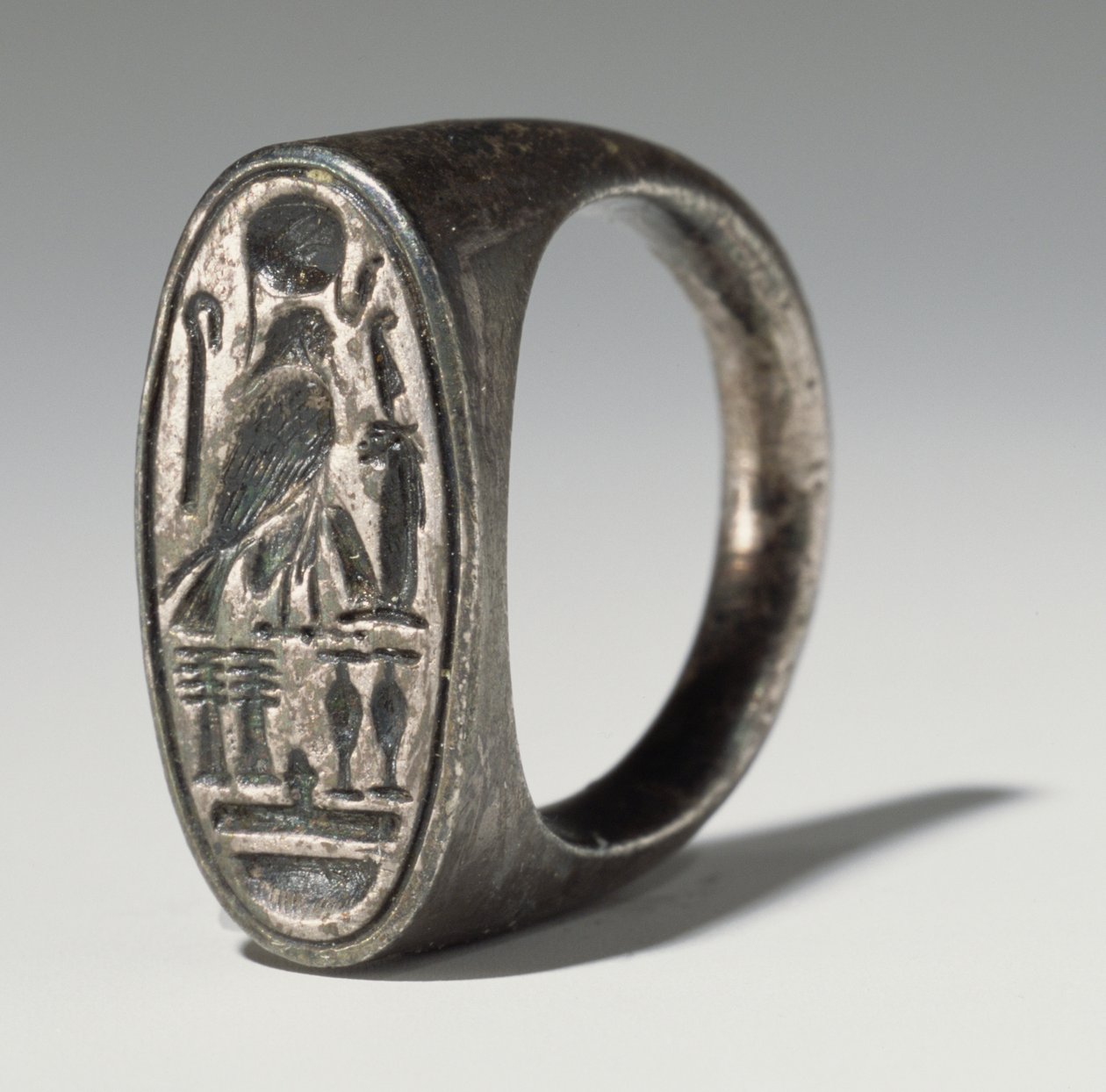 Ring som tillhör Ramses IV (1153-1147 f.Kr.) Nya kungariket (silver) av Egyptian 20th Dynasty