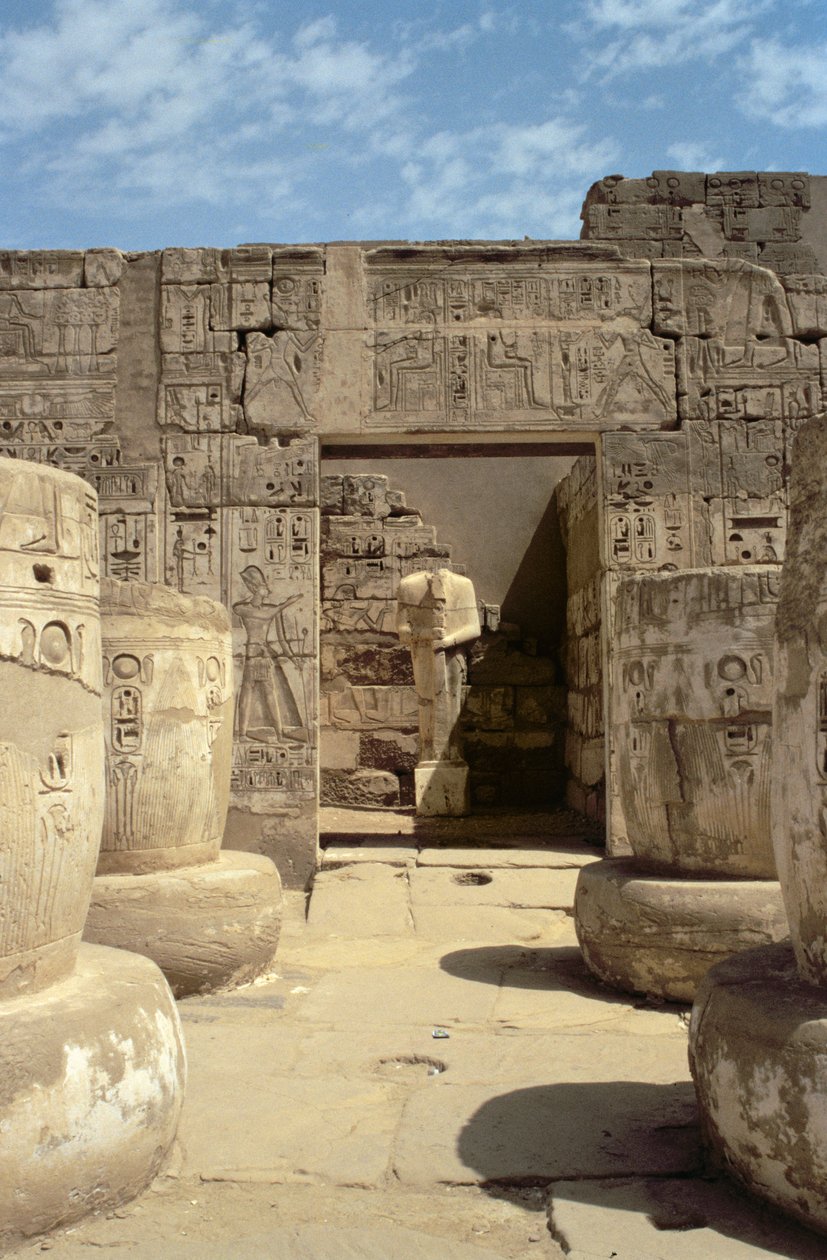 Staty av Ramesses i ett kapell som leder från Hypostyle Hall i Ramses III:s bårhustemplet (ca 1184-1153 f.Kr.) Nya kungariket av Egyptian 20th Dynasty